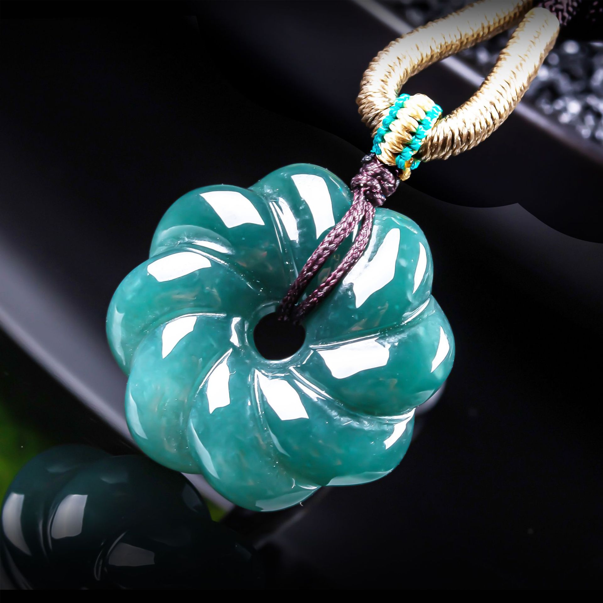 Luxury Gifts Jewelry & Watches Namfleg Mostar - Doğal Birman Yeşim Taşı Çiçek Kolye